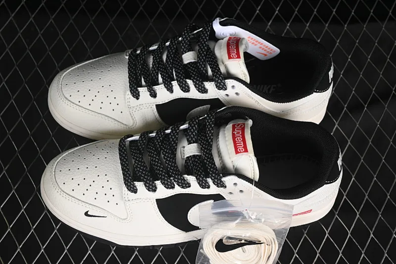All categories Nk SB Dunk Series Nk SB Dunk Low High-end customized low-top sneakers Nike SB Dunk Low Supreme joint beige and black stitching Anniversary high-end customized low-top casual sneakers JP1628-010